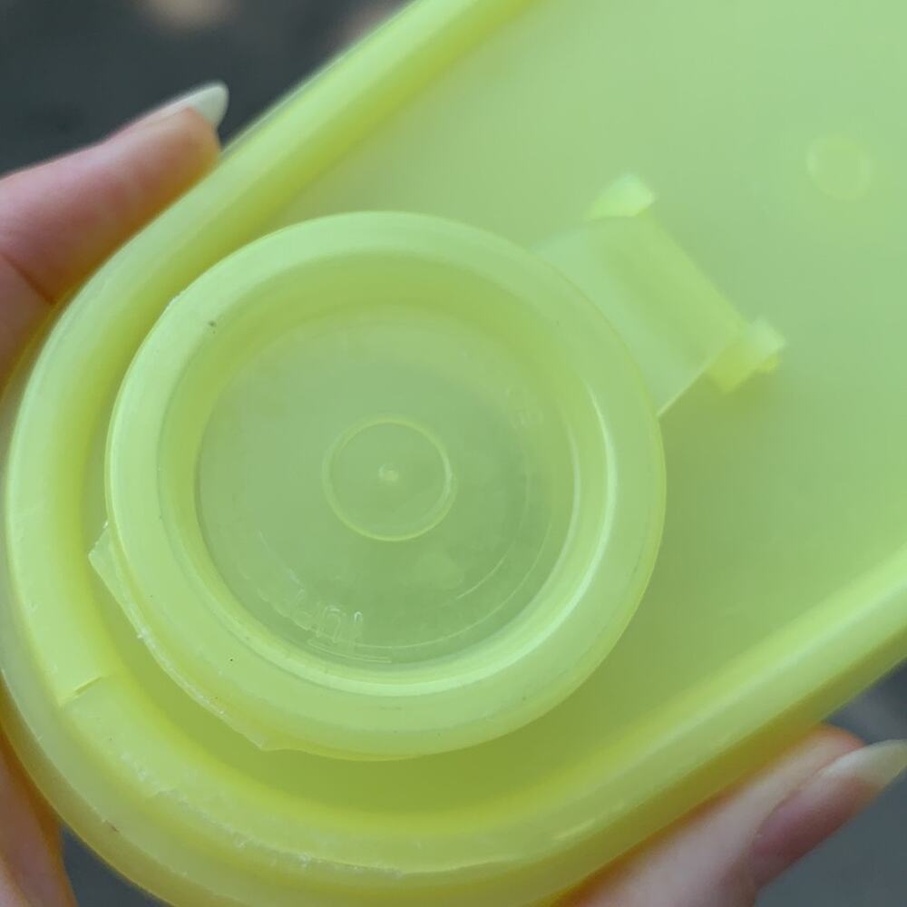 Vintage yellow Tupperware pitcher - Picture 8 of 8